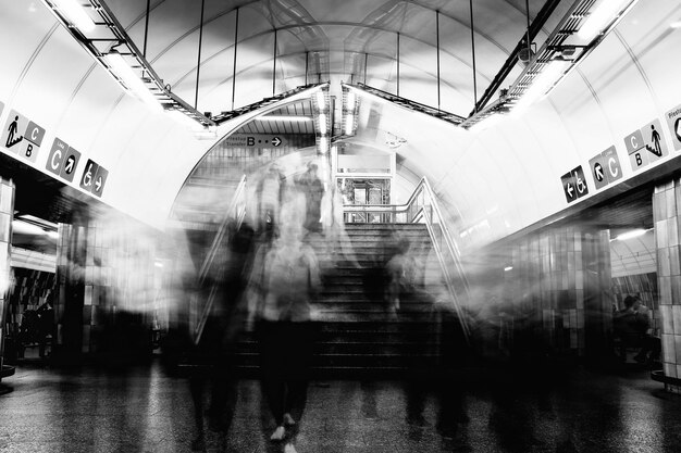 Foto movimento desfocado de pessoas na estação de metrô.