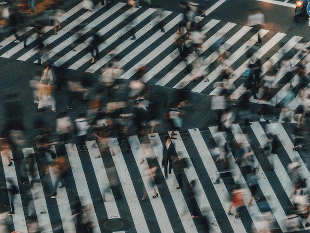 Movimento desfocado de pessoas na rua