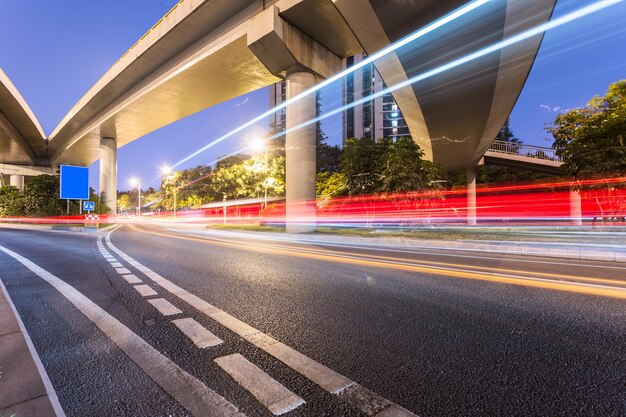 Foto movimento desfocado de trilhas de luz na estrada na cidade