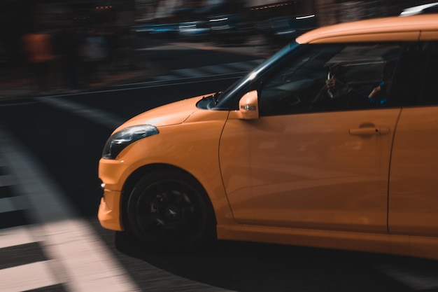 Movimento desfocado de um carro em movimento na estrada na rua da cidade