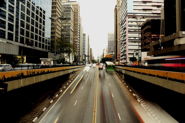 Movimento desfocado de veículos que se movem na estrada na cidade