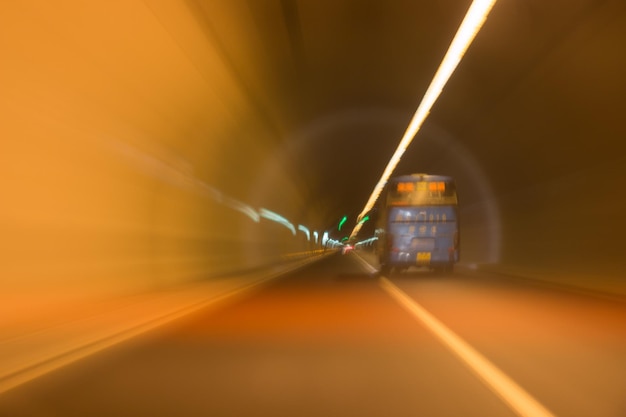 Movimento desfocado do autocarro no túnel