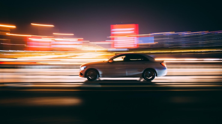 Foto movimento desfocado do automóvel na estrada à noite