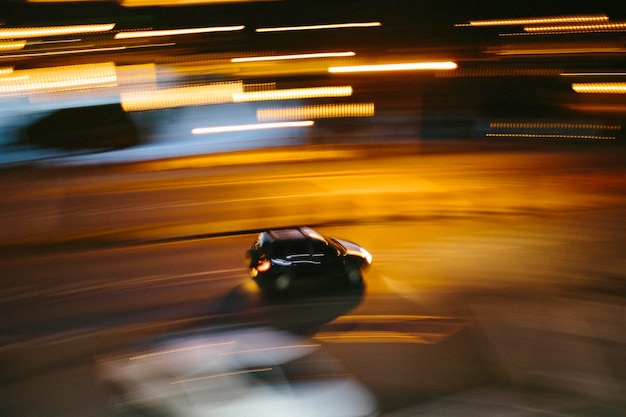 Movimento desfocado do automóvel na estrada à noite