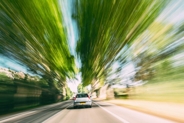 Movimento desfocado do automóvel