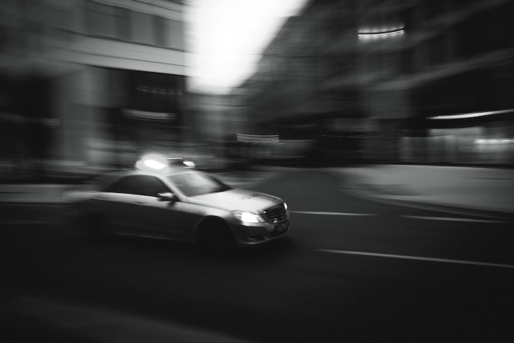 Foto movimento desfocado do carro na estrada na cidade