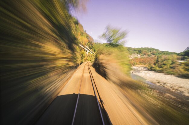 Foto movimento desfocado do comboio contra o céu