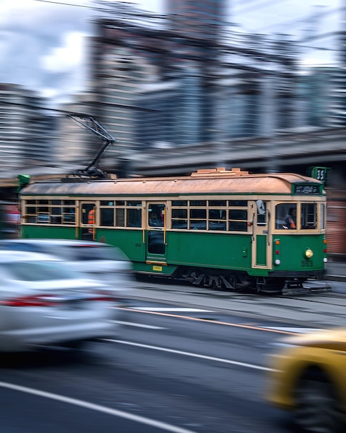 Foto movimento desfocado do comboio na cidade