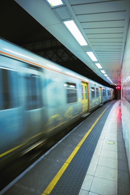 Movimento desfocado do comboio na estação ferroviária