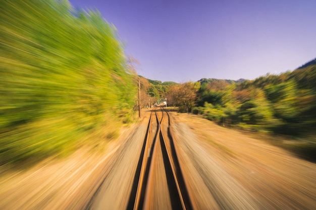 Movimento desfocado do comboio na via férrea