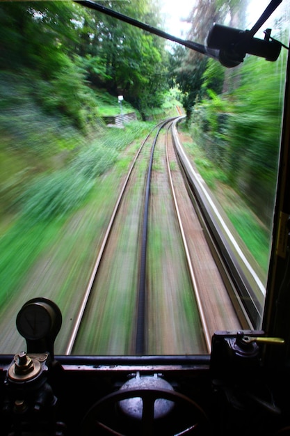 Foto movimento desfocado do comboio na via