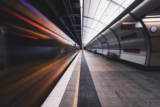 Movimento desfocado do comboio no metro