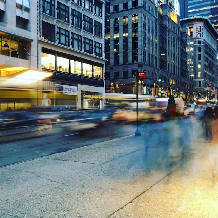 Foto movimento desfocado do tráfego na rua da cidade à noite