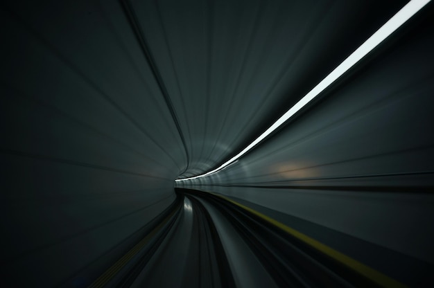 Movimento desfocado do túnel iluminado