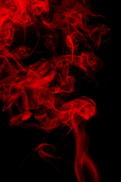 Movimento do fumo vermelho no fundo preto. projeto de fogo