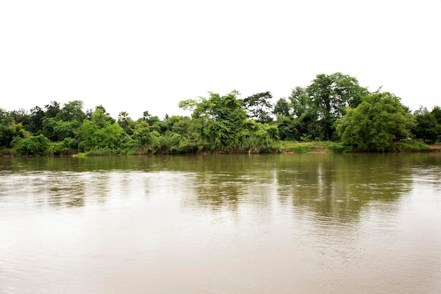 Movimento e fluxo de água no rio Mae Khlong ou Meklong em Ban Pong na província de Ratchaburi Tailândia na noite