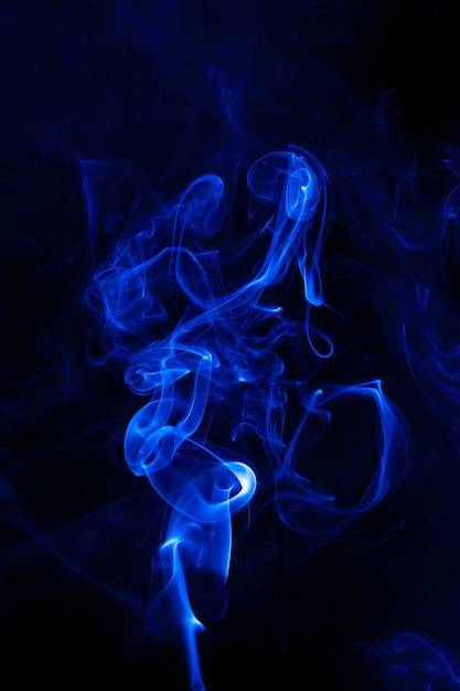 Movimento fumaça azul sobre fundo preto.