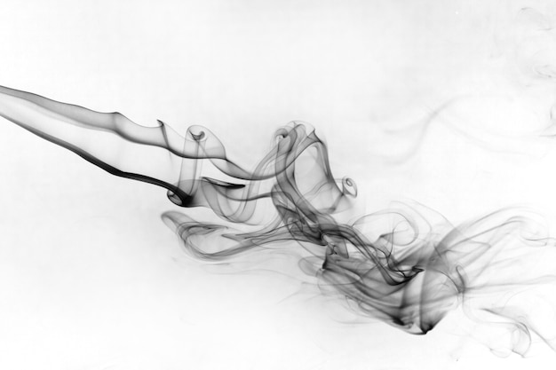 Movimento tóxico de fumaça em uma superfície branca.