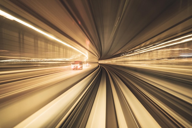 Foto movimento turvo do trem se movendo dentro do túnel com luz do dia no conceito de fundo de cor amarela de tóquio japão