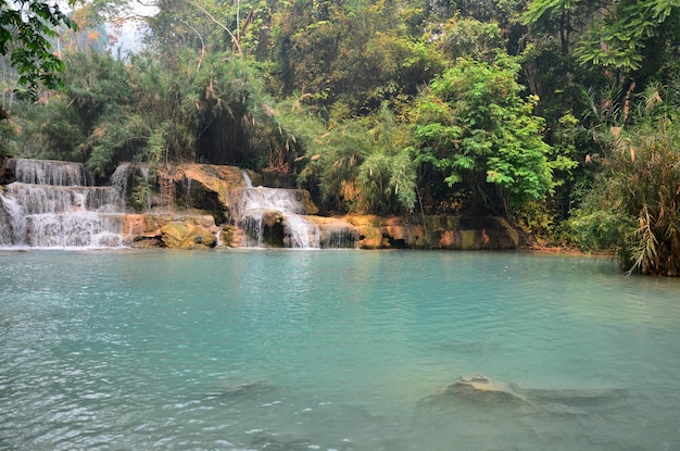 Movimiento de agua en Kuang Si Falls o Tat Kuang Si Waterfalls en Luang Prabang Laos