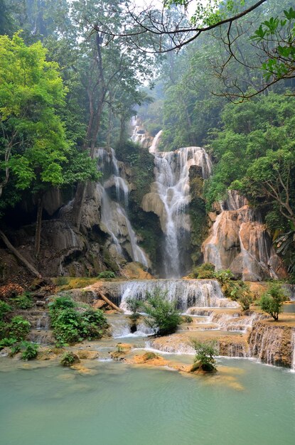 Movimiento de agua en Kuang Si Falls o Tat Kuang Si Waterfalls en Luang Prabang Laos