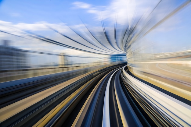 Foto movimiento azul de un mono carril japonés