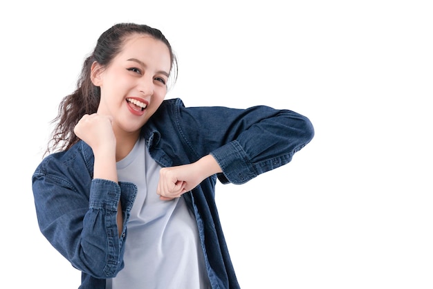 Movimiento de baile a lo largo de la melodía de la hermosa y atractiva mujer asiática sacudida movimiento del cuerpo gesto de la mano con diversión y felicidad gran sonrisa traje casual fondo blanco