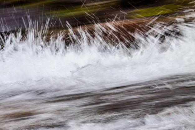 Foto movimiento borroso del agua que fluye en el río