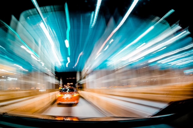 Foto movimiento borroso del automóvil en la carretera por la noche