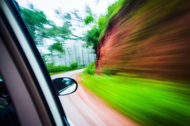 Foto movimiento borroso del automóvil en la carretera