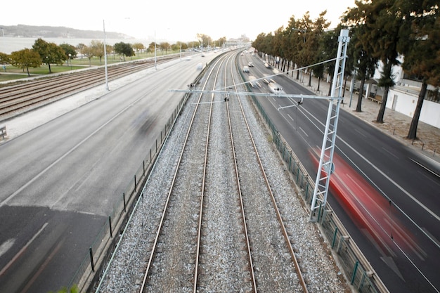 Foto movimiento borroso de los automóviles en la carretera