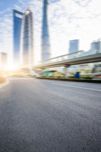 Foto movimiento borroso de la carretera por los edificios de la ciudad contra el cielo