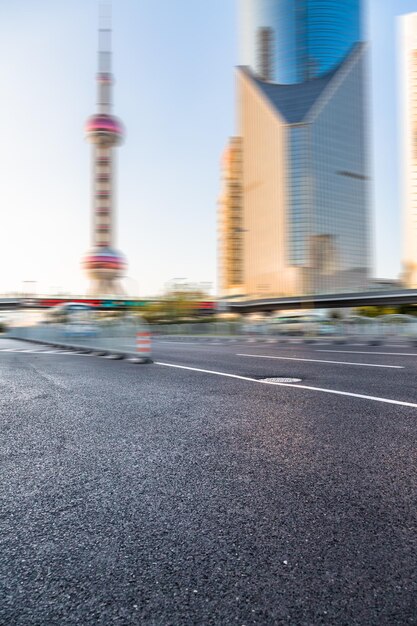 Foto movimiento borroso de la carretera y los edificios en la ciudad