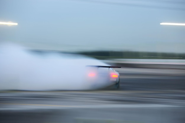 Foto movimiento borroso del coche en la calle contra el cielo