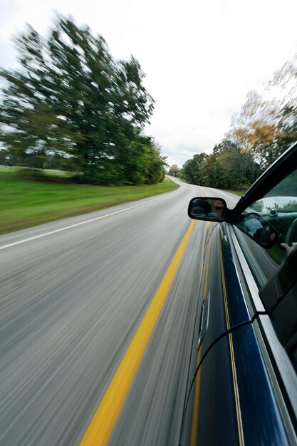 Movimiento borroso del coche en la carretera contra el cielo