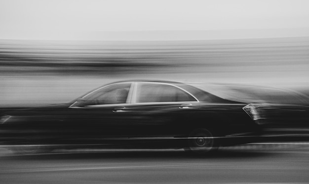 Movimiento borroso del coche en la carretera contra el cielo