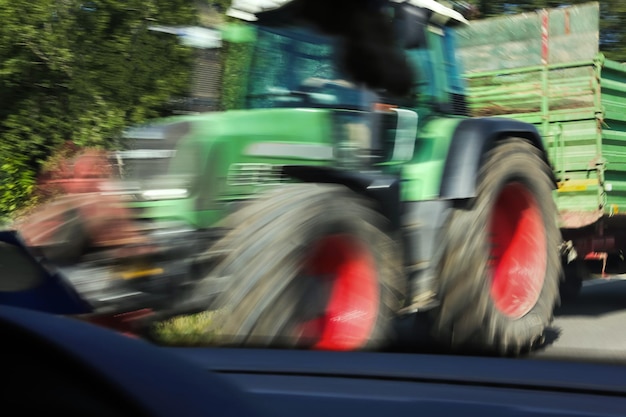 Foto movimiento borroso del coche visto a través del parabrisas