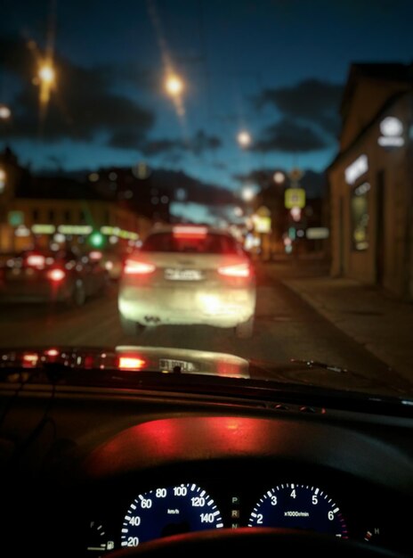 Foto movimiento borroso de los coches en la calle por la noche