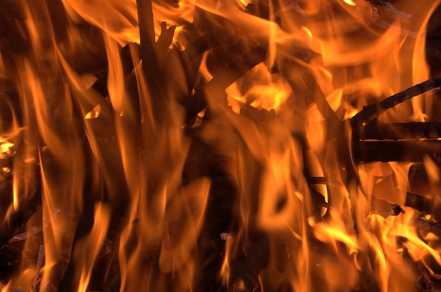 Foto movimiento borroso de una fogata ardiendo