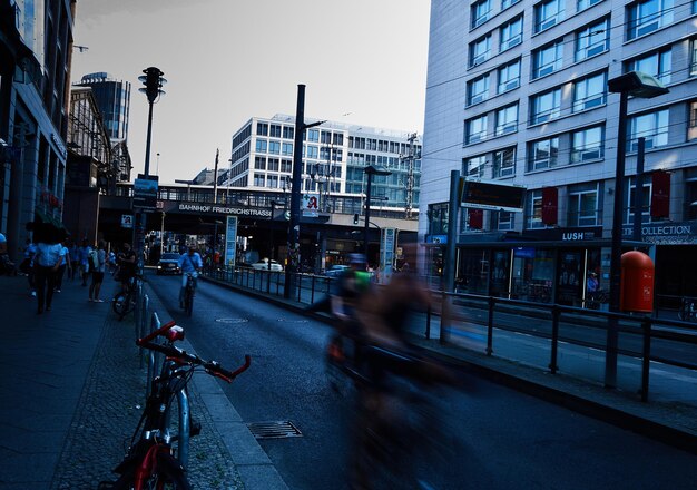 Foto movimiento borroso de la gente en la calle en medio de los edificios de la ciudad