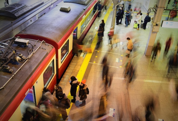 Movimiento borroso de la gente en la estación de tren