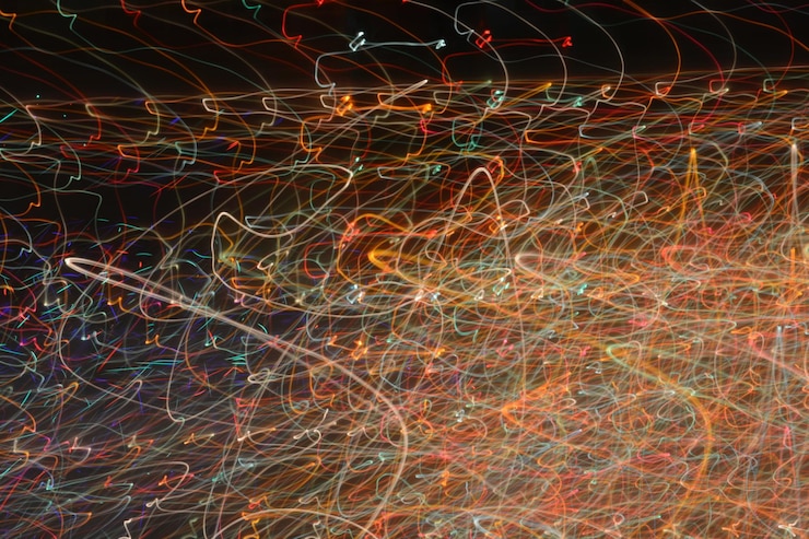 Foto movimiento borroso de las luces iluminadas