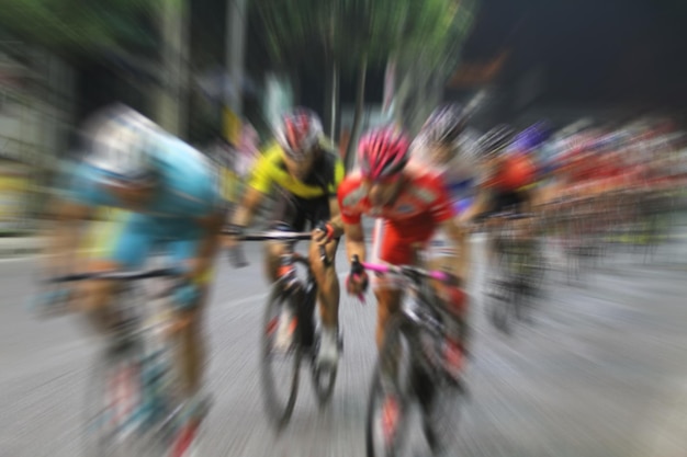 Movimiento borroso de las personas durante la carrera de bicicletas
