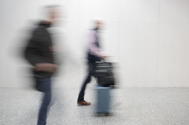 Foto movimiento borroso de las personas que caminan en el aeropuerto