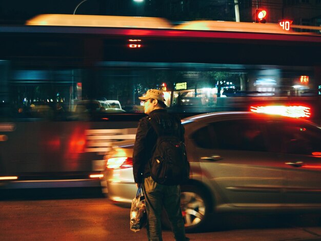 Foto movimiento borroso de personas que caminan por la carretera por la noche