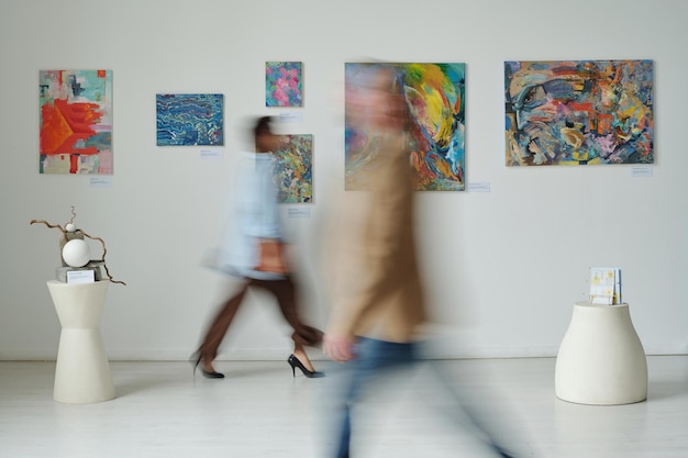 Foto movimiento borroso de personas que visitan la galería de arte