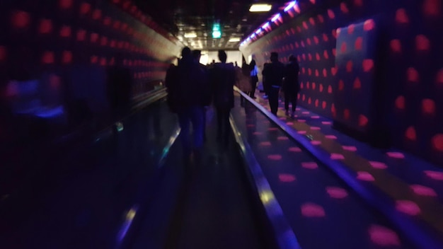 Foto movimiento borroso de las personas en el túnel