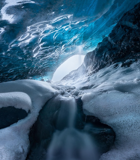 Movimiento borroso del río en una cueva de hielo