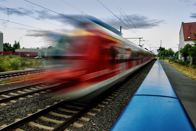 Foto movimiento borroso del tren contra el cielo