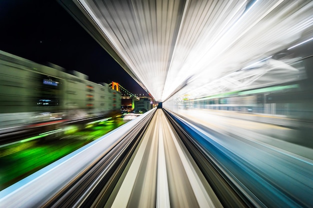 Foto movimiento borroso del tren en la estación de metro